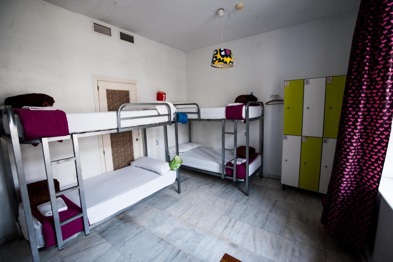 Cama en dormitorio mixto compartido de 6 camas